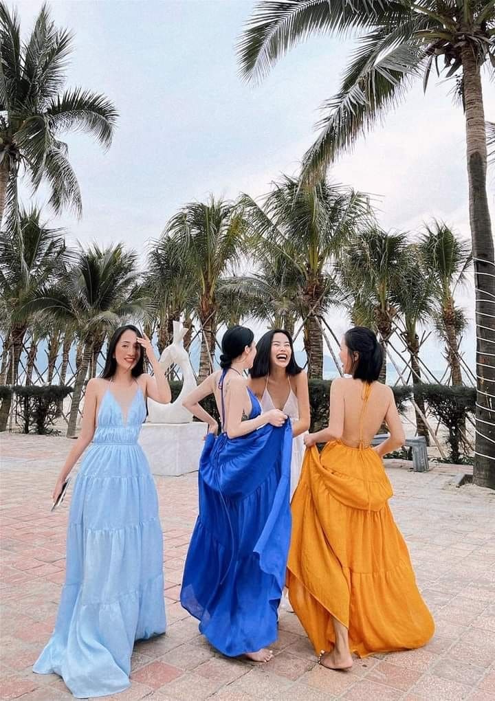 Những Kiểu Dáng Váy Đồng Phục Đi Biển Đẹp Mê Hồn - Váy Cổ Yếm