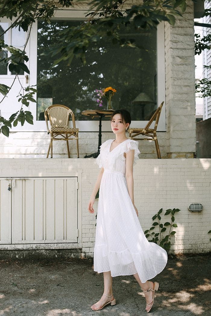 Xu Hướng Váy Maxi Đi Biển Màu Trắng 2025