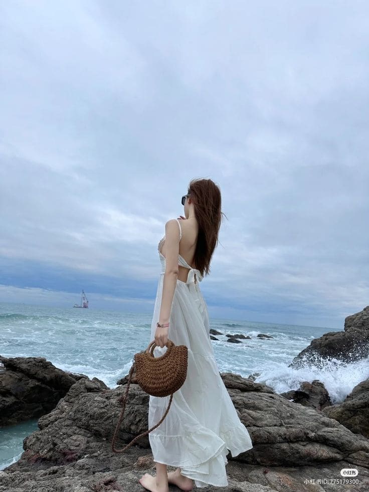 Các Kiểu Dáng Váy Maxi Đi Biển Màu Trắng Đẹp Mê Hồn - Váy Maxi Hở Lưng