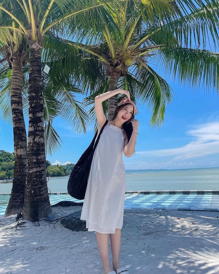 Váy Maxi Đi Biển Màu Trắng, Phong Cách Nàng Thơ Trên Bãi Biển