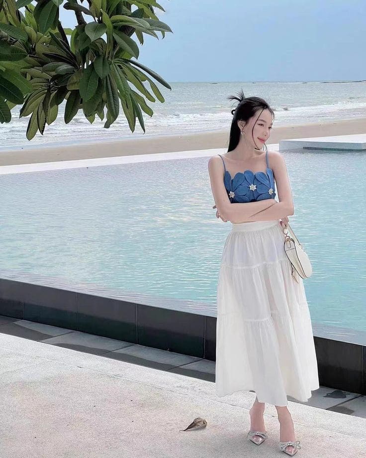 Các kiểu chân váy dài đi biển khiến nàng "đốn tim" mọi ánh nhìn - Chân váy xếp ly hoặc tầng