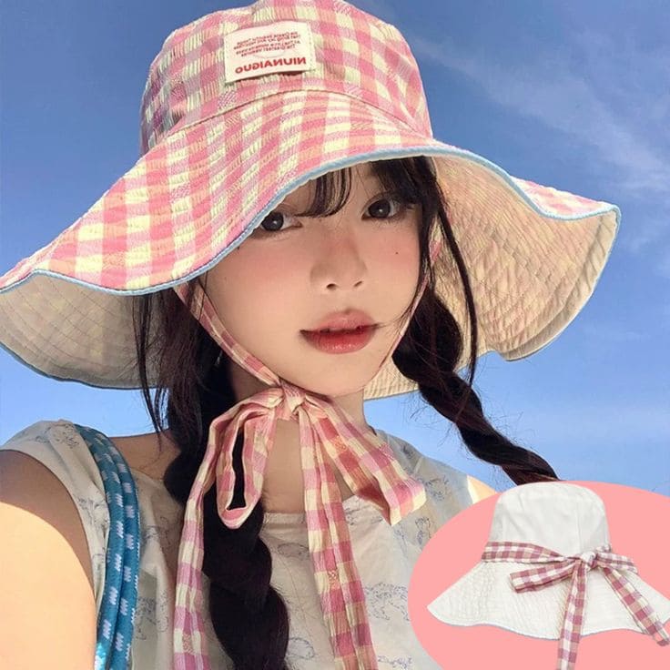 Các Kiểu Mũ Đi Biển Hot Nhất Cho Mùa Hè 2025 - Mũ Kẻ Sọc Vành Rộng