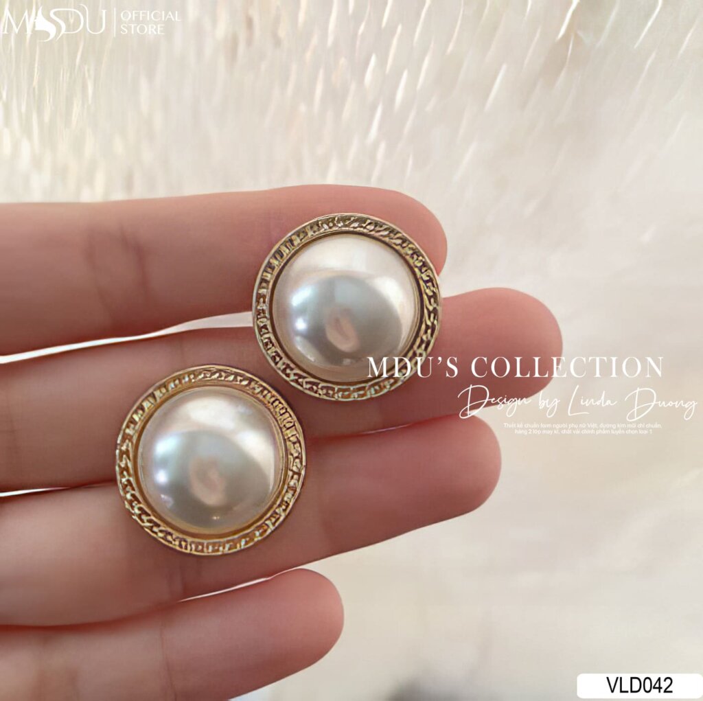 Thanh Lịch Trong Mọi Không Gian – VLD042 Viền Ánh Kim & Ngọc Trai Cổ Điển