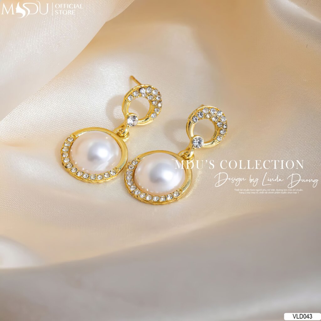 Lấp Lánh Một Cách Đẳng Cấp – Hoa Tai Ngọc Trai Viền Vàng Đính Đá VLD043