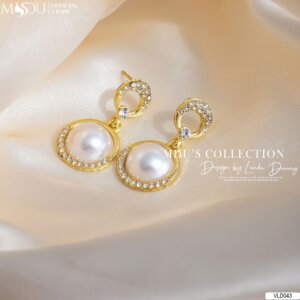 Lấp Lánh Một Cách Đẳng Cấp – Hoa Tai Ngọc Trai Viền Vàng Đính Đá VLD043