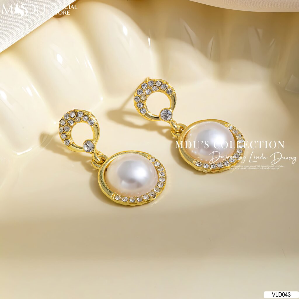 Lấp Lánh Một Cách Đẳng Cấp – Hoa Tai Ngọc Trai Viền Vàng Đính Đá VLD043