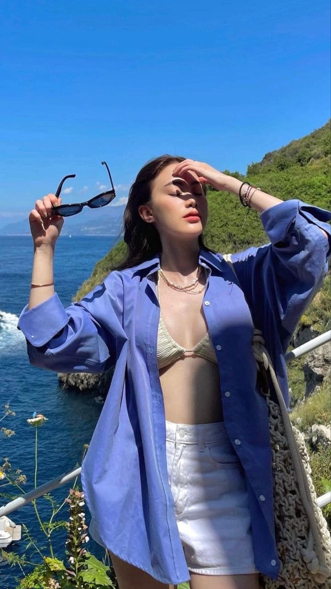 Xu Hướng Thời Trang Đi Biển Mùa Hè 2025 - Áo Sơ Mi Oversized