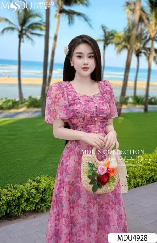 Vì Sao Trang Phục Đi Biển Đẹp Là Tâm Điểm Của Mọi Người Đi?