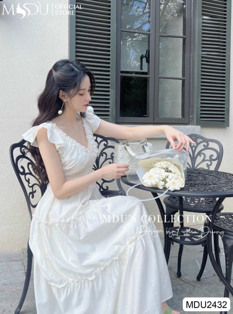 Mẫu đầm trắng đi biển - đầm maxi hai dây xếp tầng cổ V