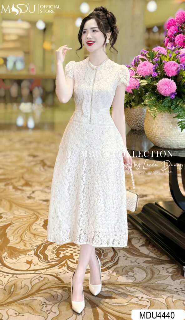 Mẫu đầm trắng đi biển - đầm ren trắng cổ trụ tay ngắn dáng A