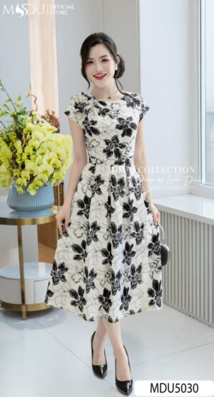 Váy Thiết Kế MDU5030 Lụa In Hoa Đen Trắng Dáng Xòe Dài Đính Hoa Vai Thanh Lịch