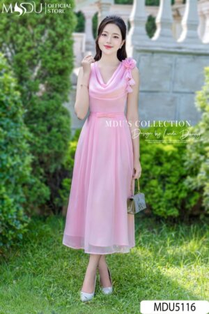 Váy Thiết Kế MDU5116 Tơ Tằm Ánh Nhũ Hồng Pastel Cổ Đổ Lệch Vai Hoa Vai Dáng Xòe Nhẹ