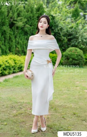 Váy Thiết Kế MDU5135 Lụa Mango Trắng Dáng Ôm Trễ Vai Đính Bướm Ánh Vàng Drape Eo Tinh Tế