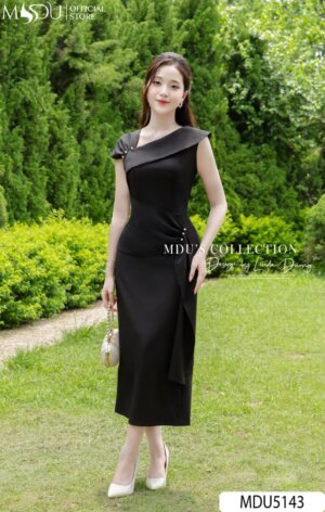 Váy Thiết Kế MDU5143 Lụa Mango Đen Dáng Ôm Nhẹ Cổ Lệch Xếp Nếp Đính Ngọc Trai