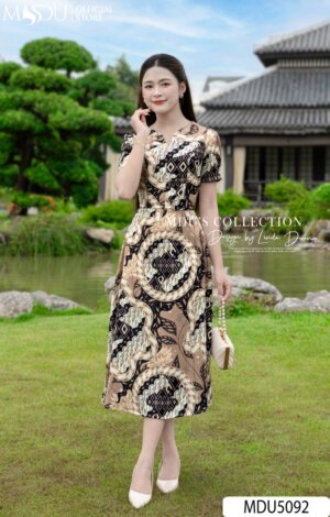 Váy Thiết Kế MDU5092 Lụa Mango Dáng Xòe Họa Tiết Baroque Kết Hợp Chuỗi Ngọc – Thanh Lịch Và Cá Tính