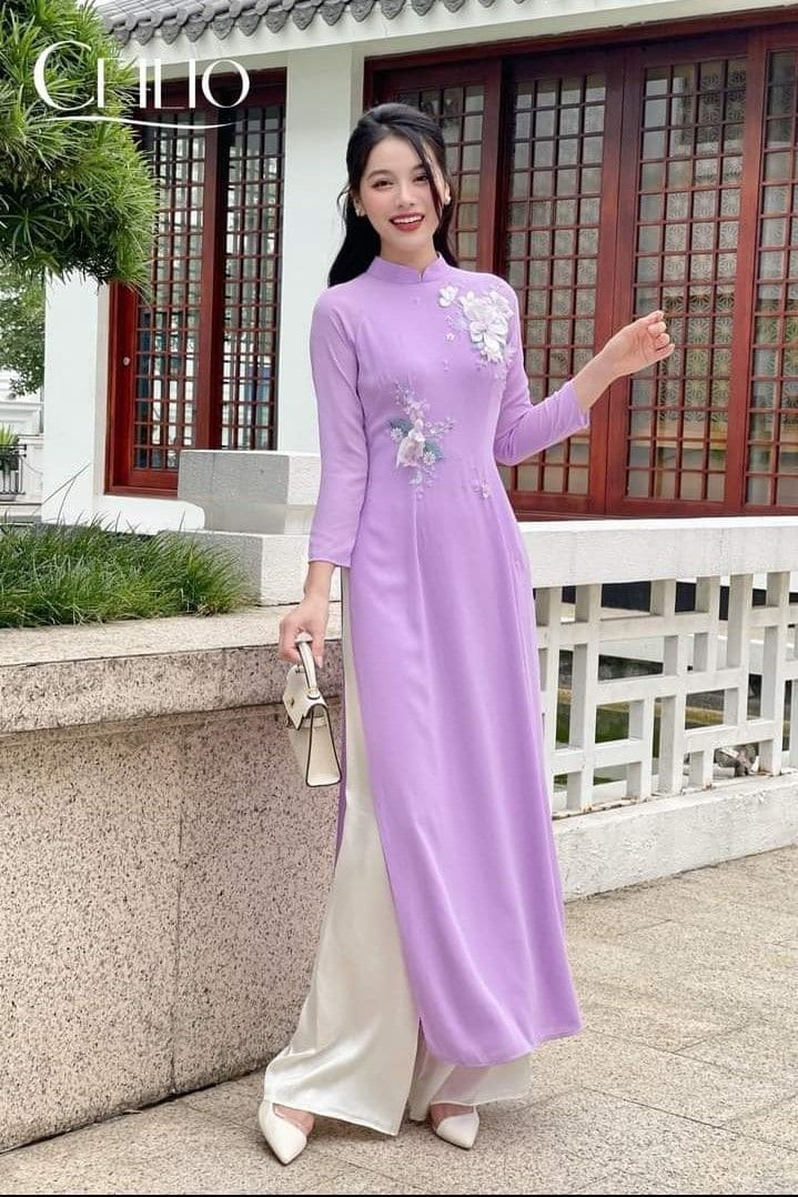 Họa Tiết Thêu Tay Trên Áo Dài Dự Tiệc Cho Mẹ Cô Dâu