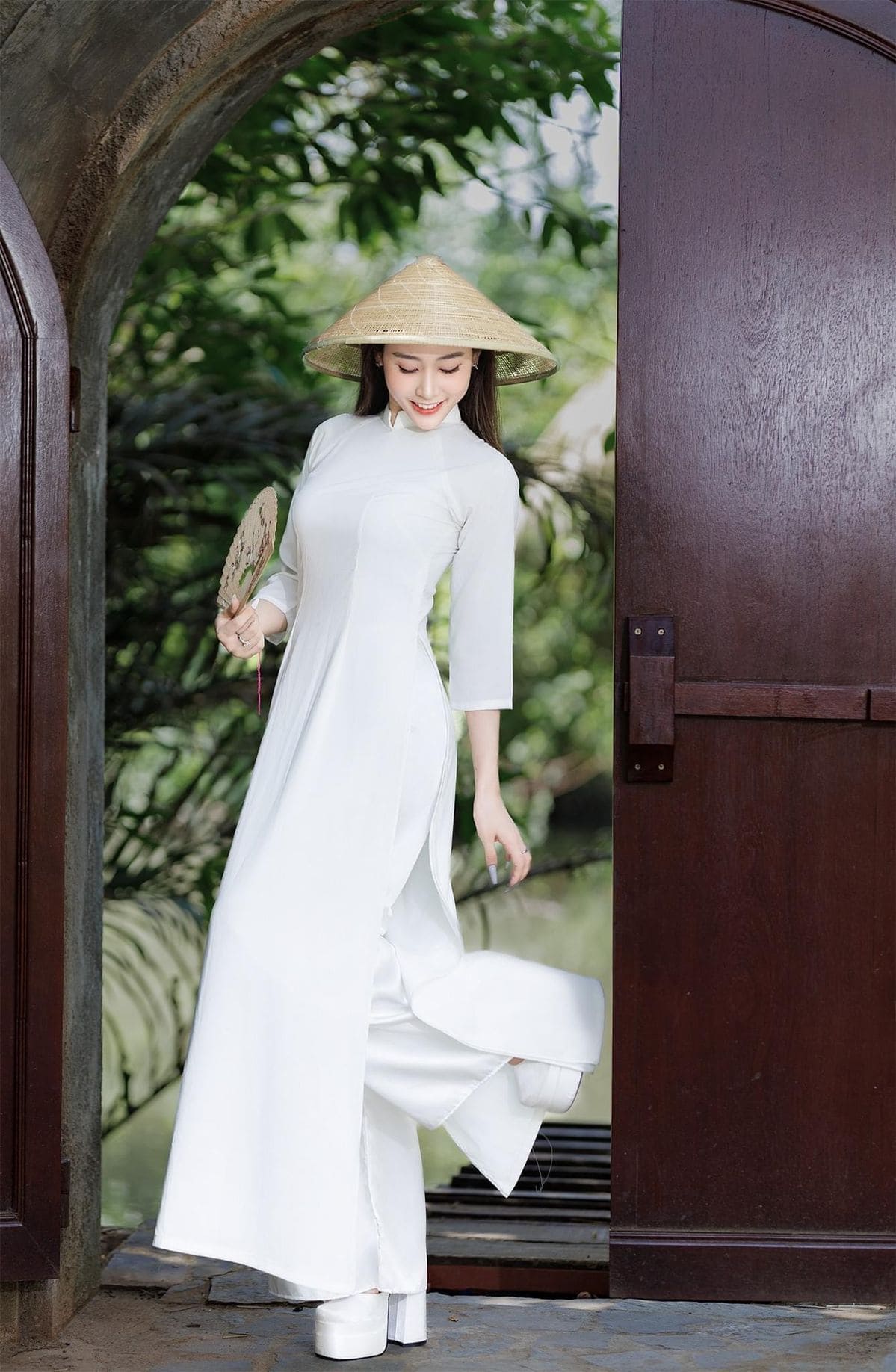 Chọn Giày Cao Gót Phù Hợp Với Áo Dài Dự Tiệc Cho Người Lùn