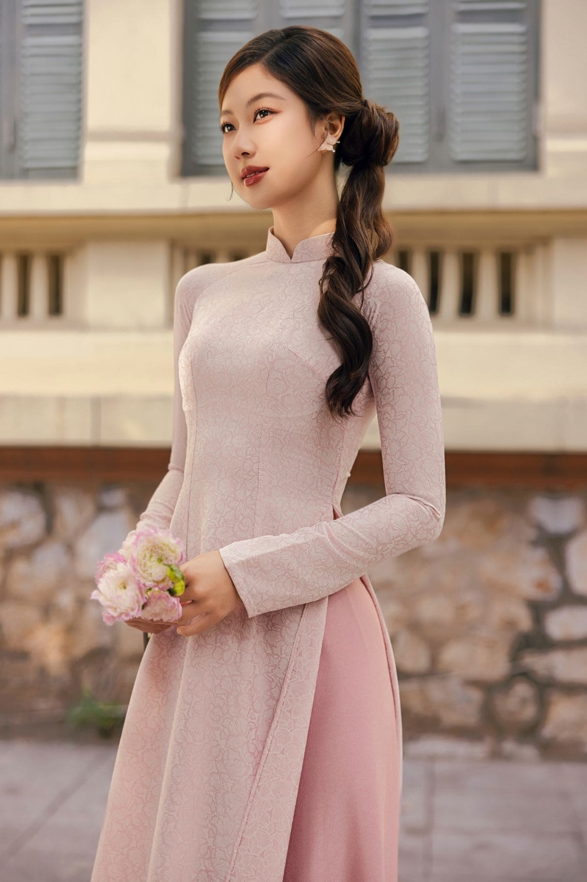 Chọn Kiểu Dáng Phù Hợp Cho Áo Dài Dự Tiệc Cho Người Lùn