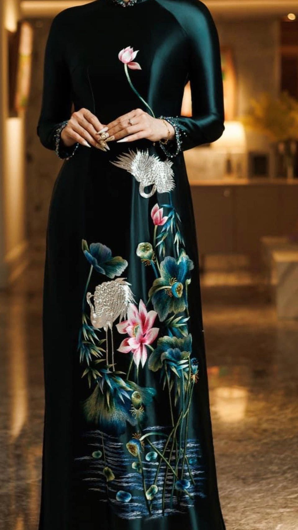 Áo Dài Dự Tiệc Trung Niên Với Họa Tiết Thêu Tay Tinh Xảo