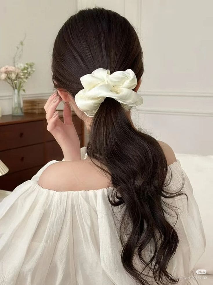 Kiểu Tóc Đẹp Cho Váy Dạ Hội: Tóc Buộc Thấp Đơn Giản