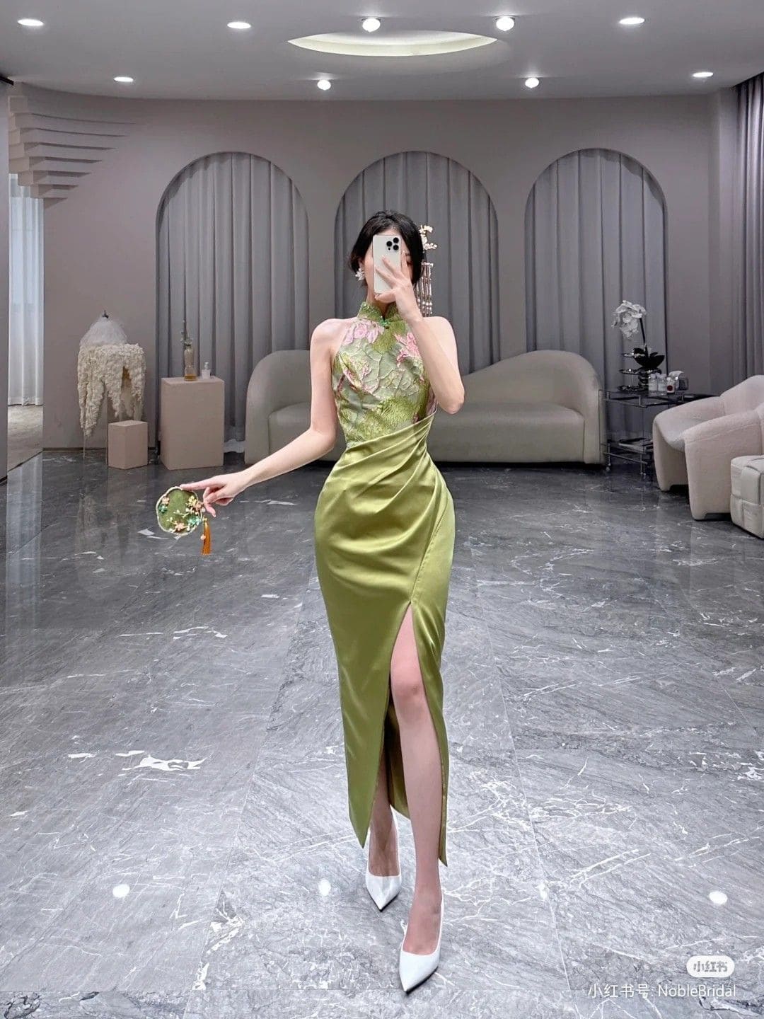 Váy Dạ Hội Cổ Yếm Với Xẻ Tà Và Đuôi Cá