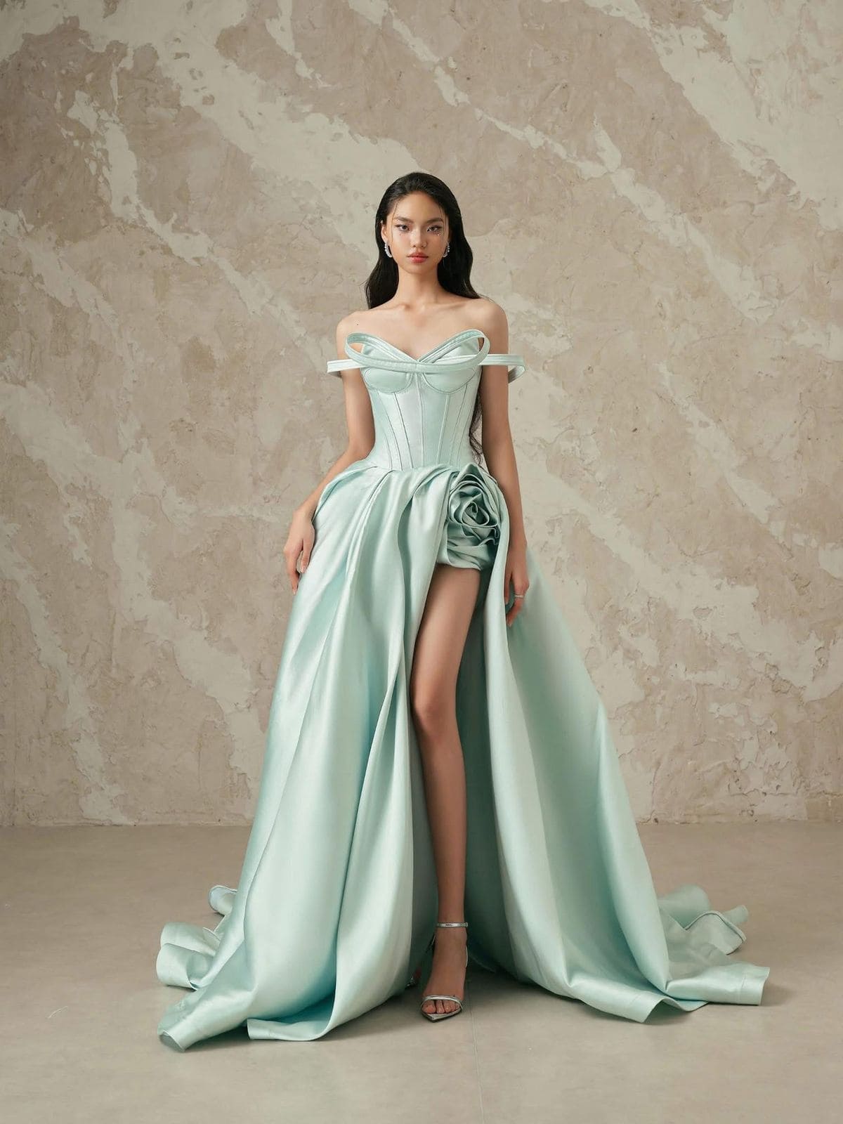 Váy Dạ Hội Dáng Dài Với Chi Tiết Xẻ Cao