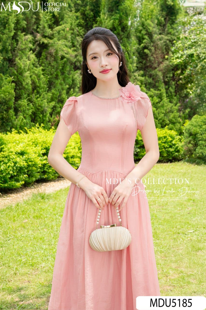 Váy Dạ Hội Đi Chụp Ảnh Với Thiết Kế Tối Giản