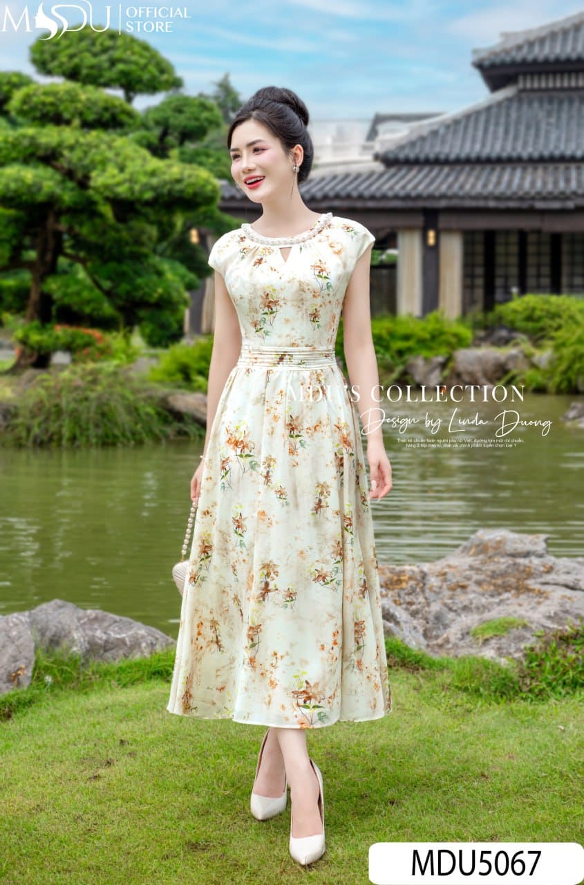 Váy Xòe Lụa Mango Ánh Kem Họa Tiết Hoa Nhí Cổ Tròn Đính Ngọc